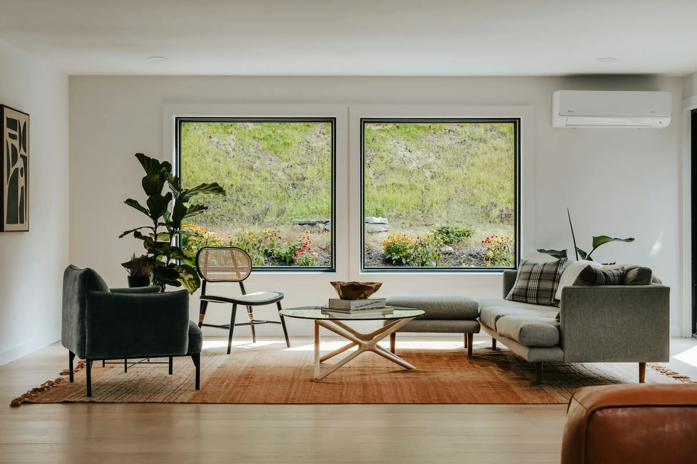 Helles Wohnzimmer mit wandmontierter Split-Klimaanlage